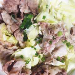 รูปของ 豚バラ薄切り&キャベツのレンチン蒸し