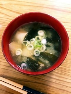 ぐーたら娘の味噌汁*お麩とワカメの味噌汁-レシピのメイン写真