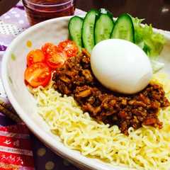 รูปของ サッポロ一番でジャージャー麺風