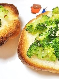 ブロッコリーと粉チーズのトースト-レシピのメイン写真