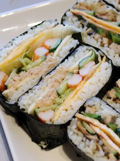 子ども大好き具材!具だくさんおにぎらず-レシピのメイン写真