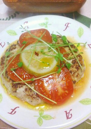簡単いつものハンバーグに塩レモンとトマト-レシピのメイン写真