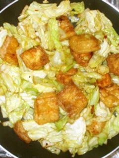簡単!油揚げ+きゃべつ+豆板醤の野菜炒め-レシピのメイン写真