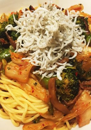 キノコとブロッコリーのピリ辛和風パスタ-レシピのメイン写真