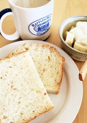 HBと「トスサラ」で上品なバジル食パン-レシピのメイン写真