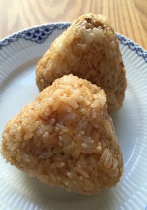 簡単美味 おかか揚げ玉おにぎり-レシピのメイン写真