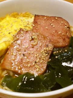 卵とスパムとわかめのごま味ラーメン-レシピのメイン写真