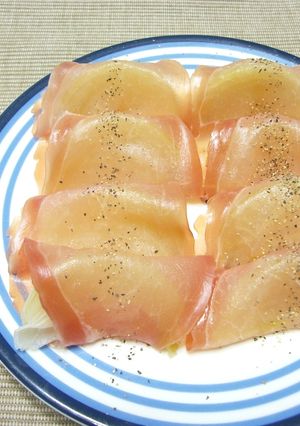 新玉ねぎのレンジ蒸し、生ハムのせ。-レシピのメイン写真