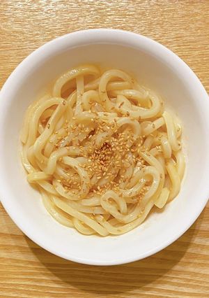 ズボラ飯☆ごま油と醤油の混ぜうどん-レシピのメイン写真