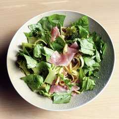 รูปของ 生ハムとルッコラのサラダフィットチーネ