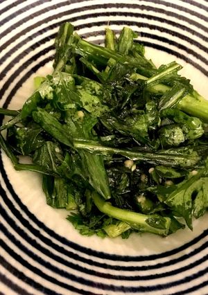 鍋のお供にもぴったり！おつまみ春菊サラダ-レシピのメイン写真