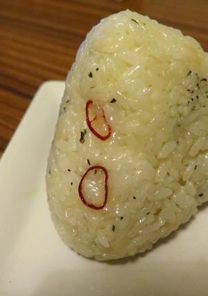 残りのアヒージョオイルで♪オイルおにぎり-レシピのメイン写真