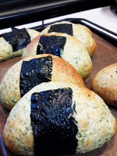 青海苔と押し麦のおにぎりパン-レシピのメイン写真