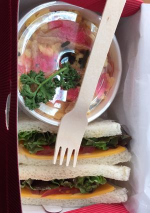 カフェ風チラシ寿司とサンドイッチのお弁当-レシピのメイン写真