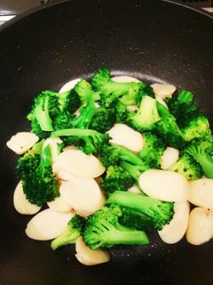 ブロッコリーと魚肉ソーセージの味華炒め-レシピのメイン写真