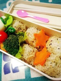 お弁当に♪炒りじゃこふりかけオニギリ-レシピのメイン写真