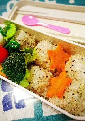 お弁当に♪炒りじゃこふりかけオニギリ-レシピのメイン写真