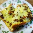 残ったカレーで作るチーズカレートースト!