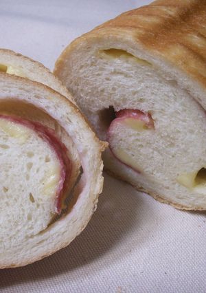 サラミハムとチーズのトヨ型ふわふわ食パン-レシピのメイン写真