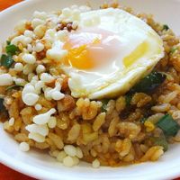 基本からアレンジまで！思わずつくりたくなる「炒飯 うどん」のレシピ