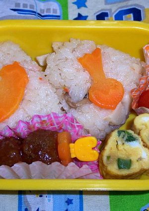 幼稚園のお弁当（筍ご飯にぎり）-レシピのメイン写真