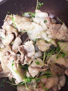 豚バラ肉と豆苗のにんにく炒め-レシピのメイン写真