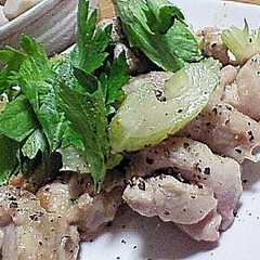 รูปของ お手軽に♪鶏肉とセロリのマヨ醤油炒め☆