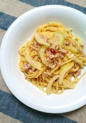 セロリと鶏ひき肉のオイルパスタ-レシピのメイン写真