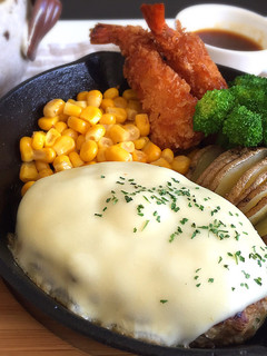 簡単✩肉汁溢れるジューシーハンバーグ-レシピのメイン写真