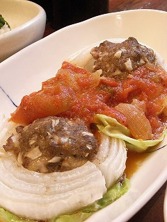 新玉葱がお皿のハンバーグ-レシピのメイン写真