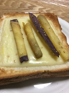 さつま芋のきんぴらをのせたチーズトースト-レシピのメイン写真