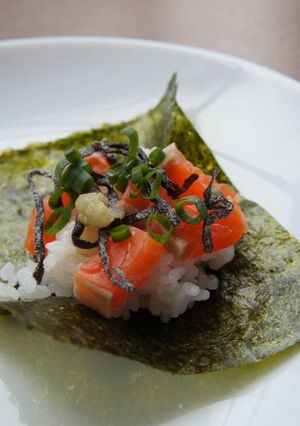 トラウトサーモン・塩昆布の手まきごはん-レシピのメイン写真