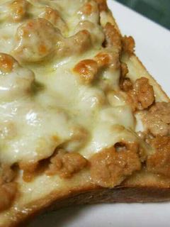 リメイク☆鶏そぼろチーズトースト-レシピのメイン写真