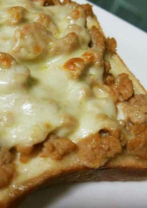リメイク☆鶏そぼろチーズトースト-レシピのメイン写真
