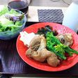 骨付き鶏モモ肉柔らか酢蒸し煮、春野菜添え