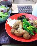 骨付き鶏モモ肉柔らか酢蒸し煮、春野菜添え