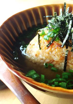 だし汁で！ゴマ香る焼きおにぎり茶漬け-レシピのメイン写真