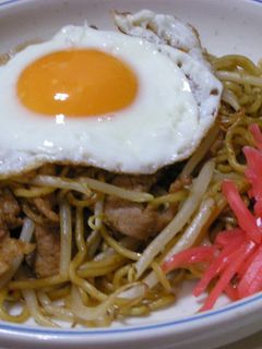半熟がおいしい!目玉焼きそば-レシピのメイン写真