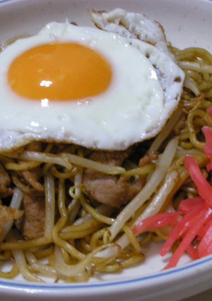 半熟がおいしい！目玉焼きそば-レシピのメイン写真