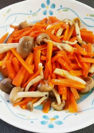 レンジで☆人参としめじのごま油炒め風♪-レシピのメイン写真
