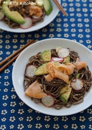 スモークサーモンとアボカドのサラダそば-レシピのメイン写真