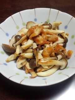 鶏皮としめじでおつまみ-レシピのメイン写真