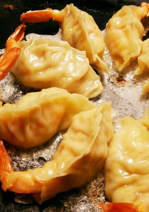 しっぽが魅力的！ぷりぷり丸ごと海老餃子♪-レシピのメイン写真