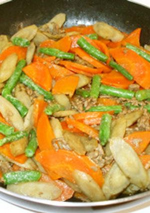 ゴボウひき肉の甘辛味噌煮♪簡単人参ご飯に-レシピのメイン写真
