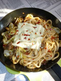 鉄パンでアヒージョ・オイルの焼きうどん-レシピのメイン写真