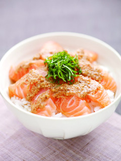 サーモンの簡単ごまポン丼-レシピのメイン写真
