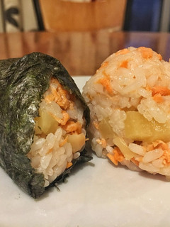 やみつき?お弁当にも!鮭たくあんおにぎり-レシピのメイン写真