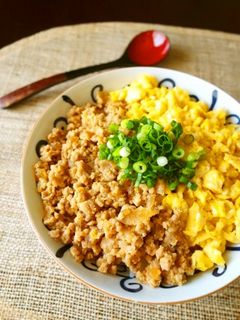 ピリ辛そぼろといり卵の二色丼-レシピのメイン写真