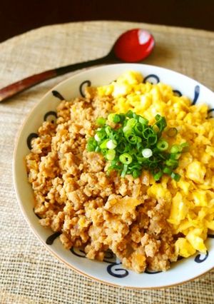 ピリ辛そぼろといり卵の二色丼-レシピのメイン写真