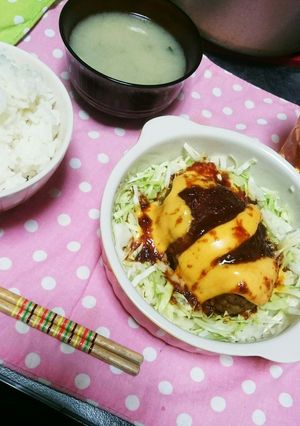 簡単巣ごもり風♡絶品チーズハンバーグ-レシピのメイン写真